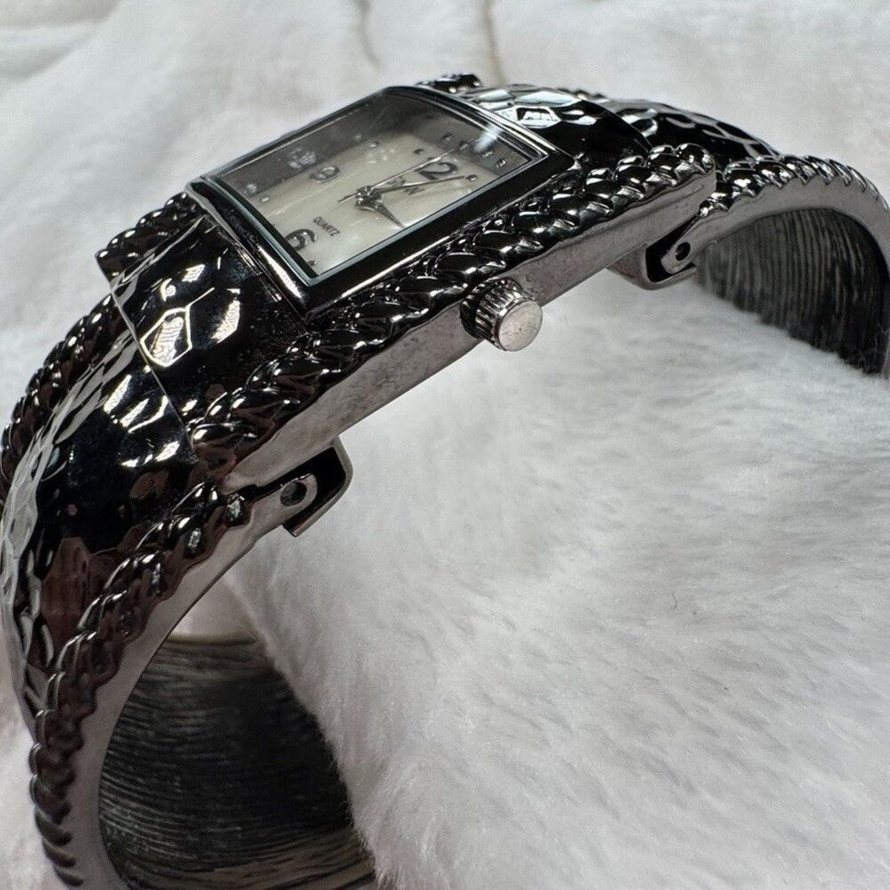 GNW Hammered Cuff Silver Toned Wide Bracelet Watch Y2K Quartz - Picture 10 of 16